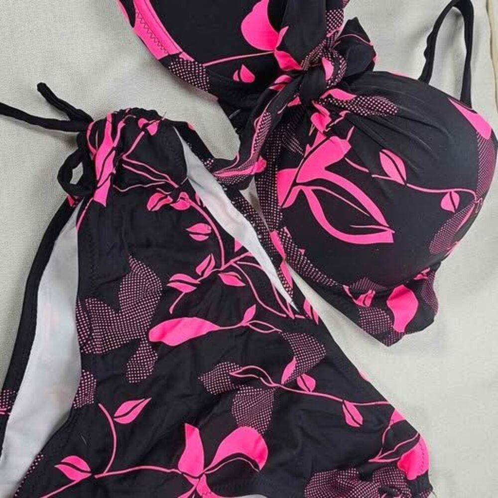 New Floral and Black Bikini Top/Bottoms with lace-up Briefs. Size Medium